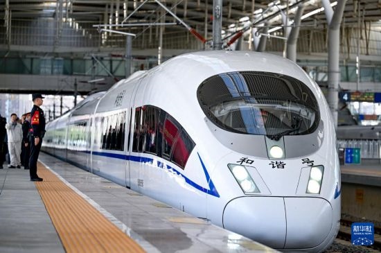 10月1日，由銀川開往惠農(nóng)的C8218次列車從銀川站駛出。