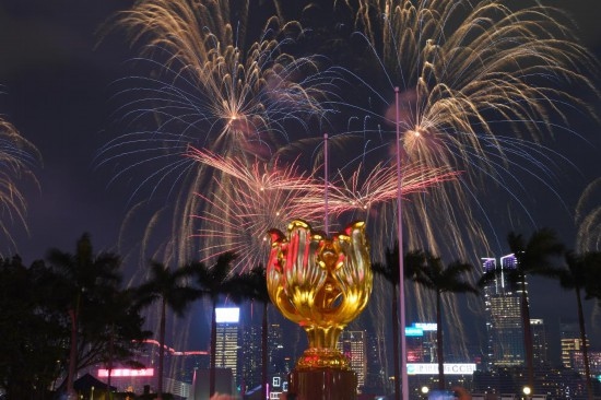 10月1日晚，香港國(guó)慶煙花匯演在維多利亞港舉行，慶祝中華人民共和國(guó)成立75周年。新華社記者 陳鐸 攝