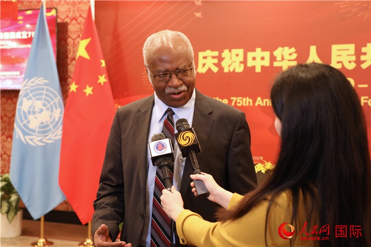 聯(lián)大主席菲勒蒙在招待會現(xiàn)場接受媒體采訪，他向中國政府和人民致以節(jié)日祝賀，表示中國的發(fā)展成就令人驚嘆。人民網記者 李志偉攝