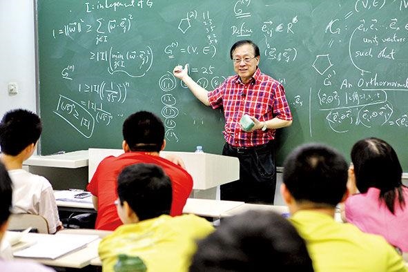 姚期智為清華大學(xué)學(xué)生授課。