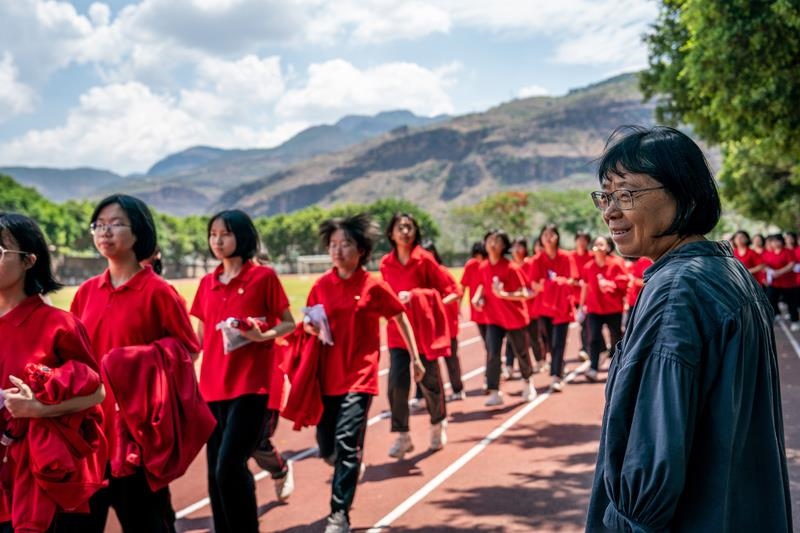 2024年6月7日，高考第一天，云南麗江華坪女高校長(zhǎng)張桂梅組織走出考場(chǎng)的學(xué)生準(zhǔn)備返回學(xué)校。