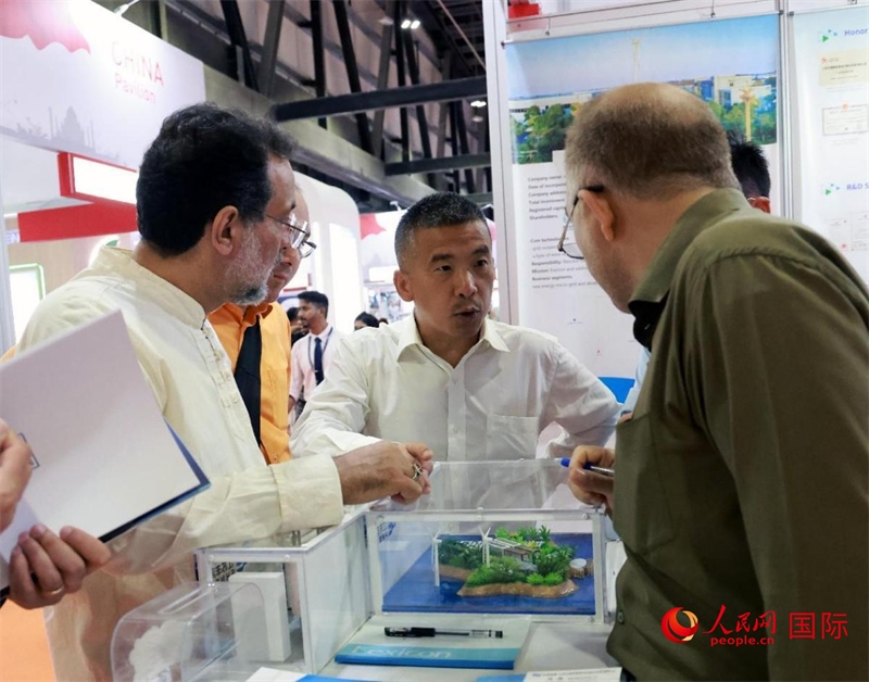 中企推出的綠色能源海水淡化系統(tǒng)吸引了參展商關(guān)注。人民網(wǎng)記者管克江攝