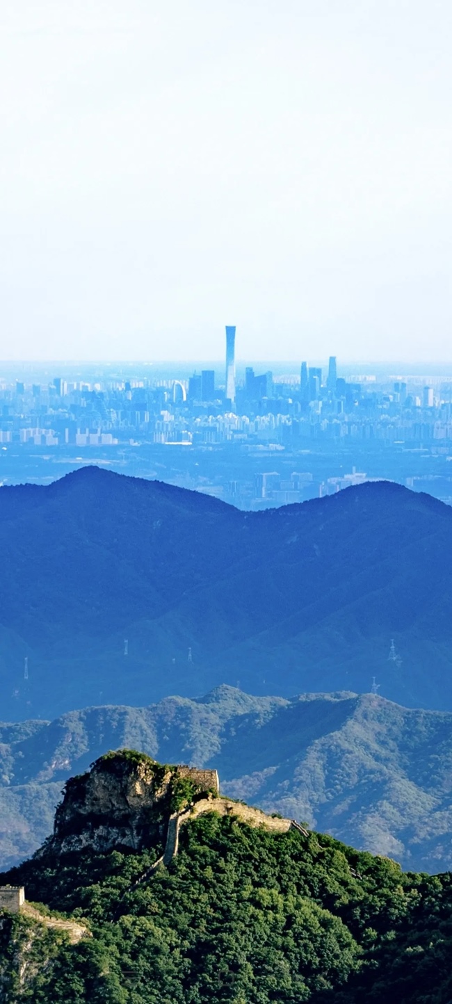 從長城上遠(yuǎn)眺，北京中央商務(wù)區(qū)清晰可見。（攝影：魯夢(mèng)晗 王佰龍）