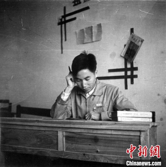大學(xué)時期，龍樂豪在教室自習(xí)。(中國運載火箭技術(shù)研究院供圖)