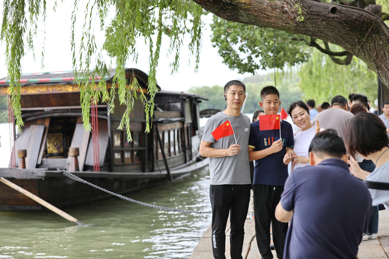 10月1日，市民在浙江省嘉興市南湖景區(qū)參加游園活動。新華社發(fā) 金鵬 攝
