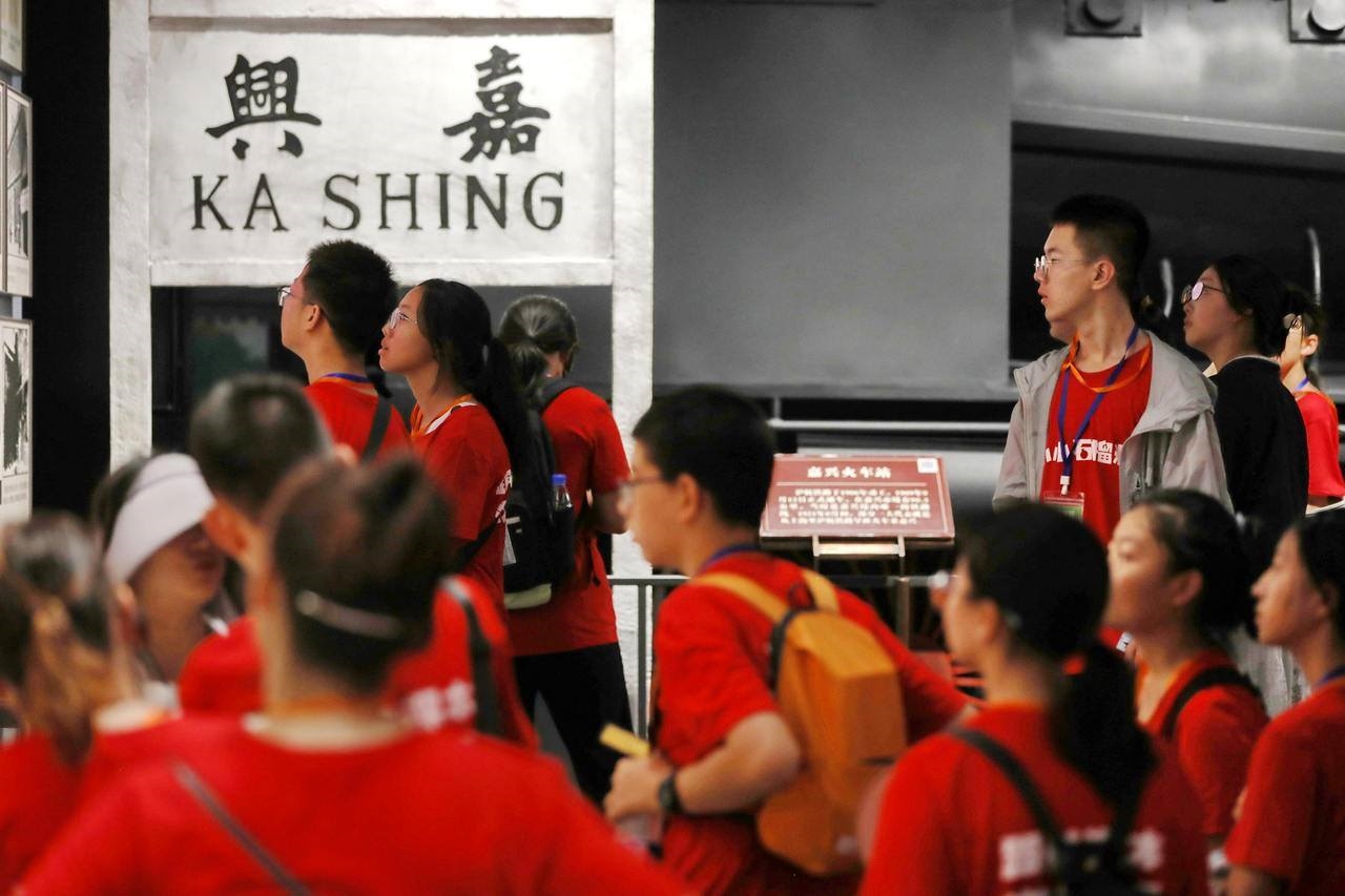 青少年參觀嘉興市南湖革命紀(jì)念館。拍友 金鵬 攝