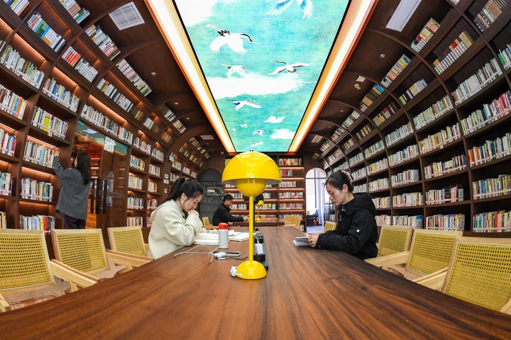 2024年1月4日，讀者在江西省宜春市袁州區(qū)珠泉街道獅子山公園城市書房內(nèi)閱讀、學(xué)習(xí)。新華社發(fā)（周亮 攝）