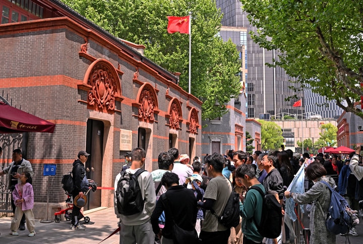 2024年5月3日，游客在位于上海的中共一大會址前參觀。新華社記者 劉穎 攝