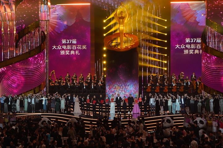 2024年8月4日，在四川成都，第37屆大眾電影百花獎獲獎?wù)吆痛蟊娫u審在舞臺上合影。新華社記者 唐文豪 攝
