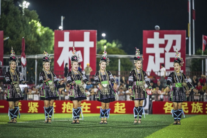 2024年9月28日，榕江縣侗族大歌隊(duì)的演員們在“村超”足球場上表演。當(dāng)日，“發(fā)現(xiàn)中國之美·相約貴州村超”國際友誼賽在貴州省黔東南苗族侗族自治州榕江縣的“村超”足球場舉行。新華社記者 陶亮 攝