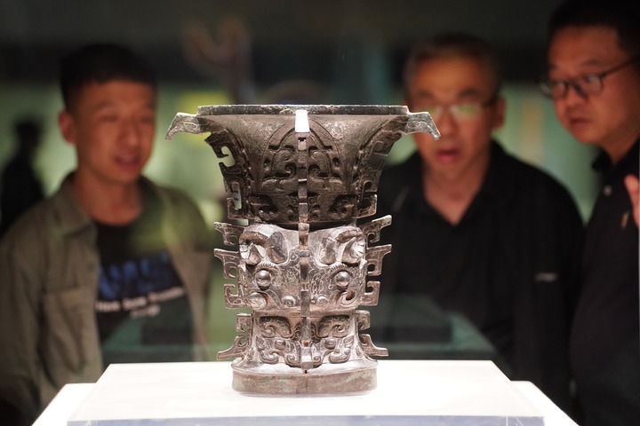 2024年5月9日，游客在陜西寶雞青銅器博物院內(nèi)參觀西周文物何尊。新華社記者 邵瑞 攝