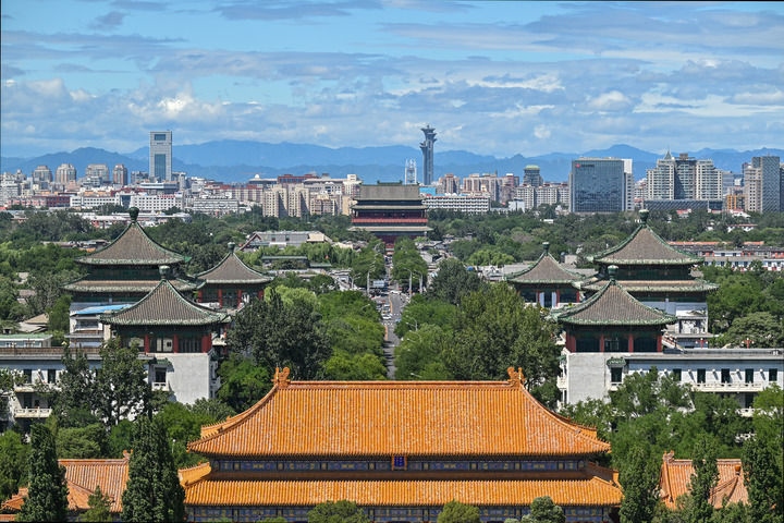 從景山上沿著北京中軸線向北眺望鼓樓（2024年8月12日攝）。新華社記者 李鑫 攝