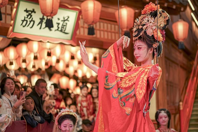 △2024年10月2日，陜西省西安市長(zhǎng)安十二時(shí)辰主題街區(qū)的“唐潮”系列沉浸式表演。