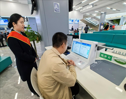 湖北省赤壁市市民在辦事人員的指導下填寫相關(guān)信息。圖片來源：人民網(wǎng)湖北頻道