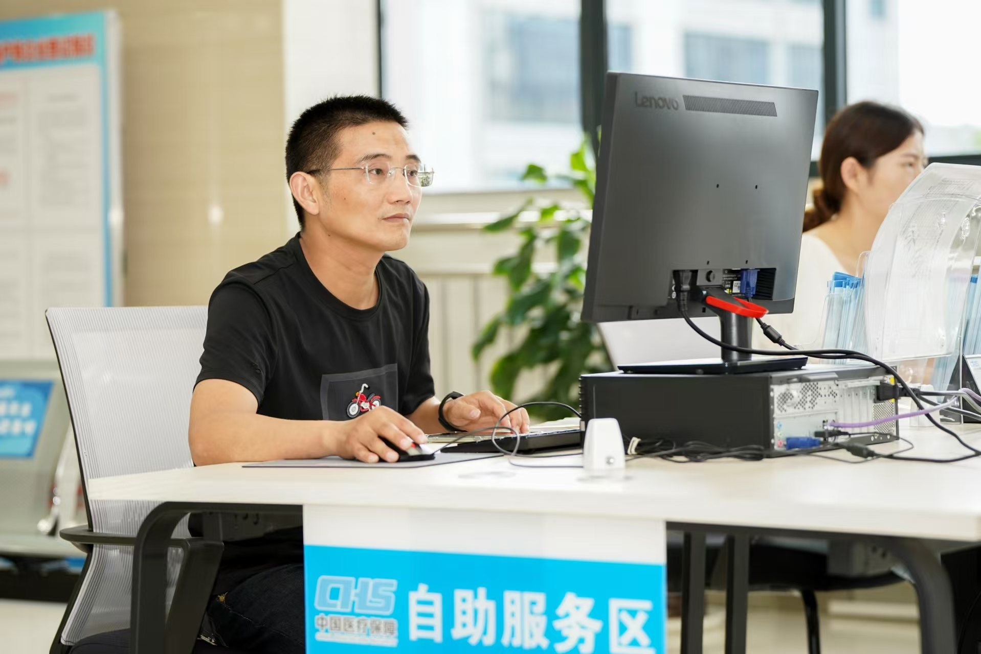 安徽省池州市市民在政務服務大廳自助辦理業(yè)務。圖片來源：人民網(wǎng)安徽頻道