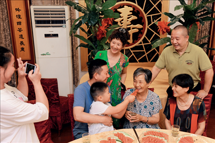 2019年9月13日，浙江南潯久安老年城餐廳， 84歲的沈?qū)W安老人（前右二）和前來看望她的親人歡聚