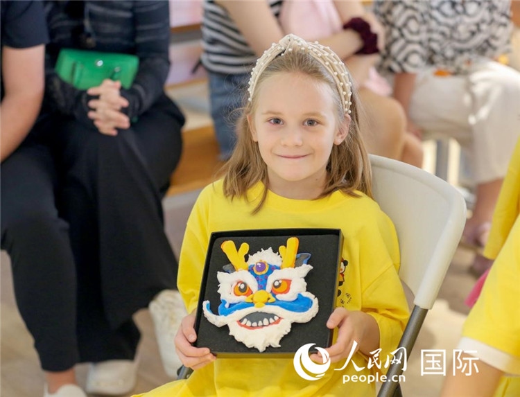 一名中文愛(ài)好者手捧生肖畫(huà)。人民網(wǎng)中東中心分社塔里克·易卜拉欣攝