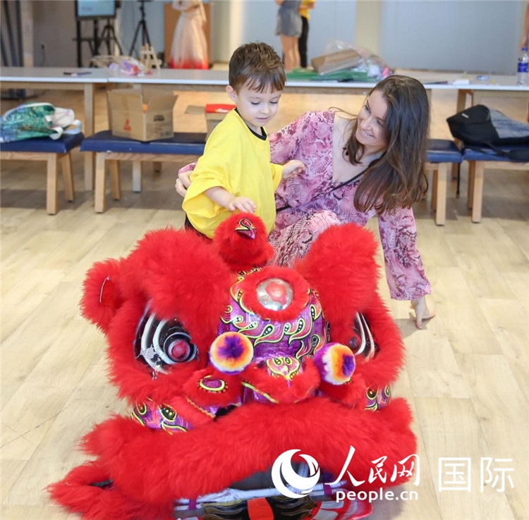 一名兒童在感受舞獅。人民網(wǎng)中東中心分社塔里克·易卜拉欣攝