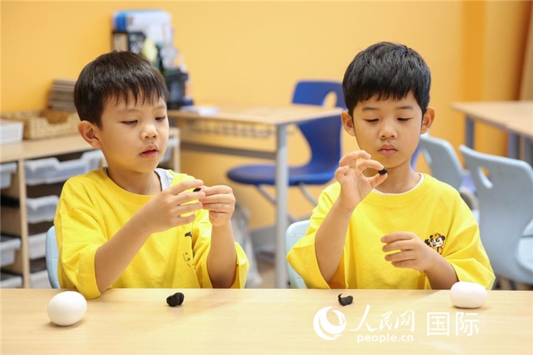 做手工。人民網(wǎng)中東中心分社塔里克·易卜拉欣攝