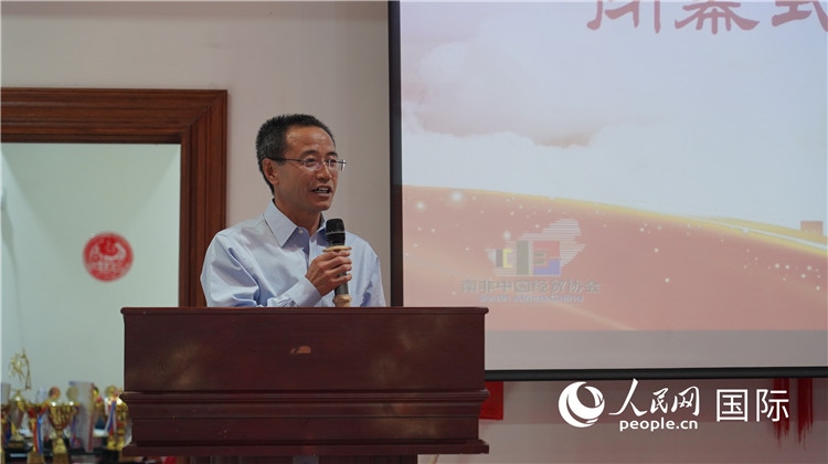 中國駐約翰內(nèi)斯堡代總領(lǐng)事周育江在閉幕式上致辭。 人民網(wǎng) 張茜攝