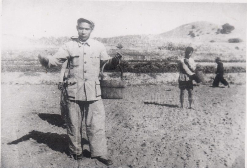 谷文昌（左）在田間與農(nóng)民一起勞動(dòng)（資料照片）。