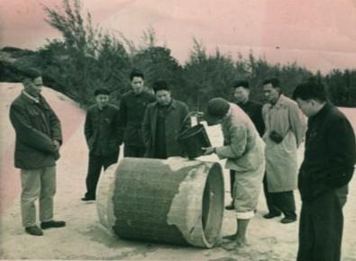 谷文昌（左一）與工程技術(shù)人員解決地下水供給（資料照片）。谷文昌帶領(lǐng)群眾修建了22座水庫(kù)和705處永久性水利工程，緩解了東山縣水資源極度缺乏的難題。