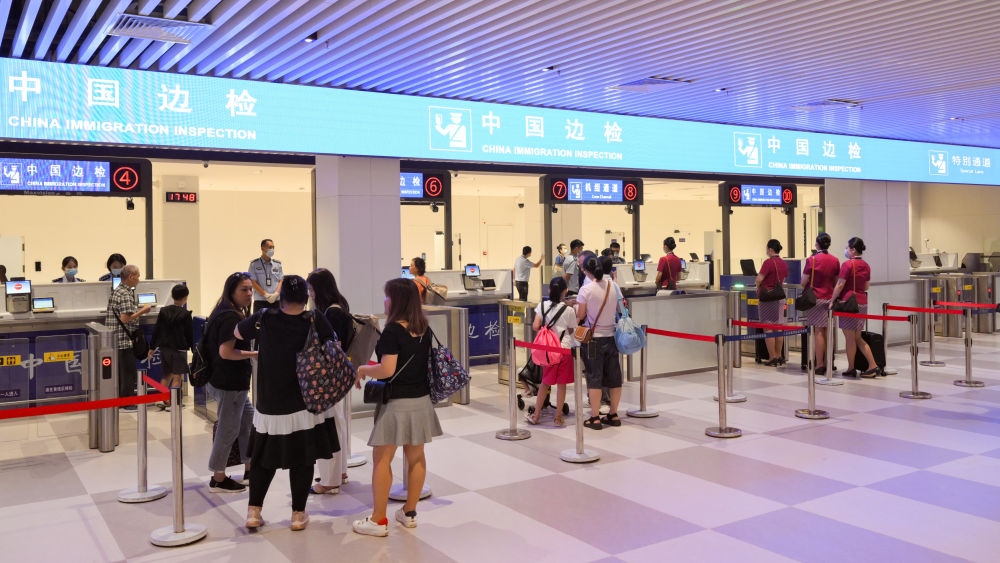 2023年7月26日，旅客在三亞鳳凰國際機(jī)場國際航站樓有序通關(guān)。三亞鳳凰國際機(jī)場國際航站樓改擴(kuò)建項目主體工程已于2023年7月1日完工并投入使用，該項目是海南自貿(mào)港首個主體工程完工并投入使用的封關(guān)運(yùn)作項目?！逗Ｄ献杂少Q(mào)易港建設(shè)總體方案》明確，海南將在2025年前適時啟動全島封關(guān)運(yùn)作。