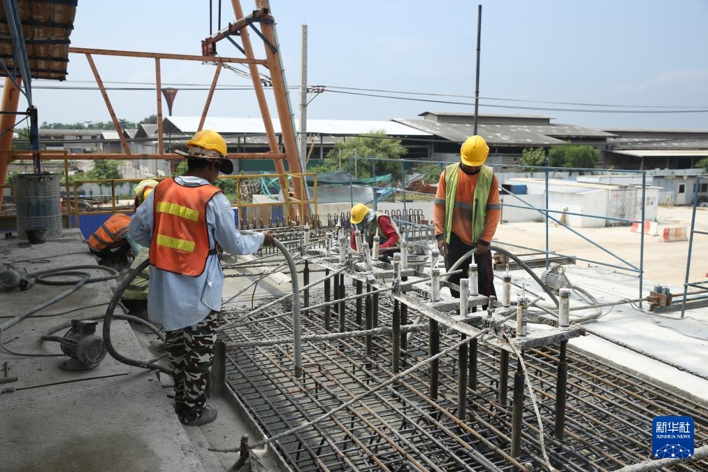 10月11日，工人在位于泰國大城府的中泰高鐵項(xiàng)目4-3標(biāo)段施工現(xiàn)場(chǎng)作業(yè)。新華社記者 孫瑋彤 攝