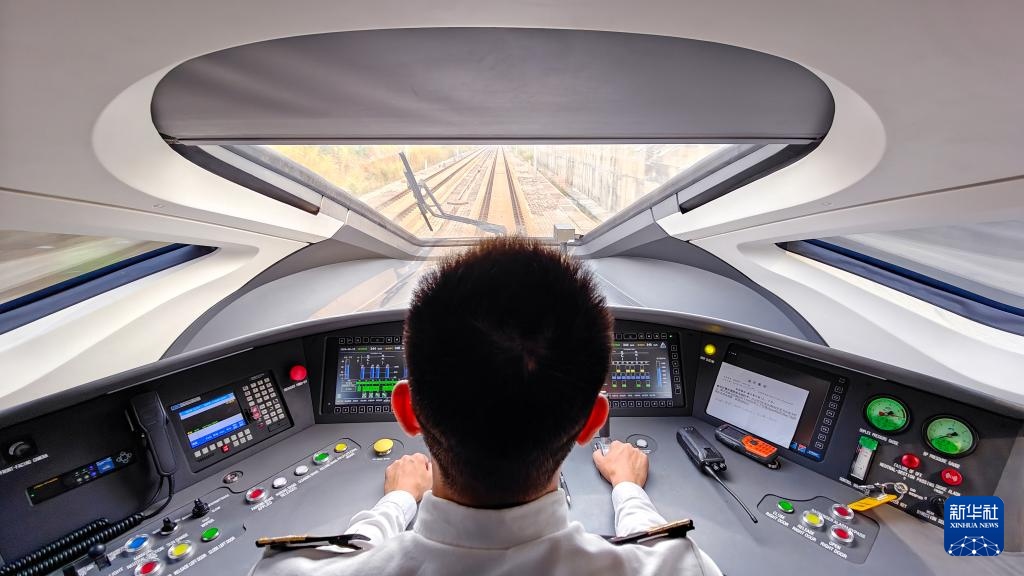 9月12日，司機(jī)駕駛高速動(dòng)車組列車行駛在雅萬高鐵上（手機(jī)照片）。新華社記者 徐欽 攝