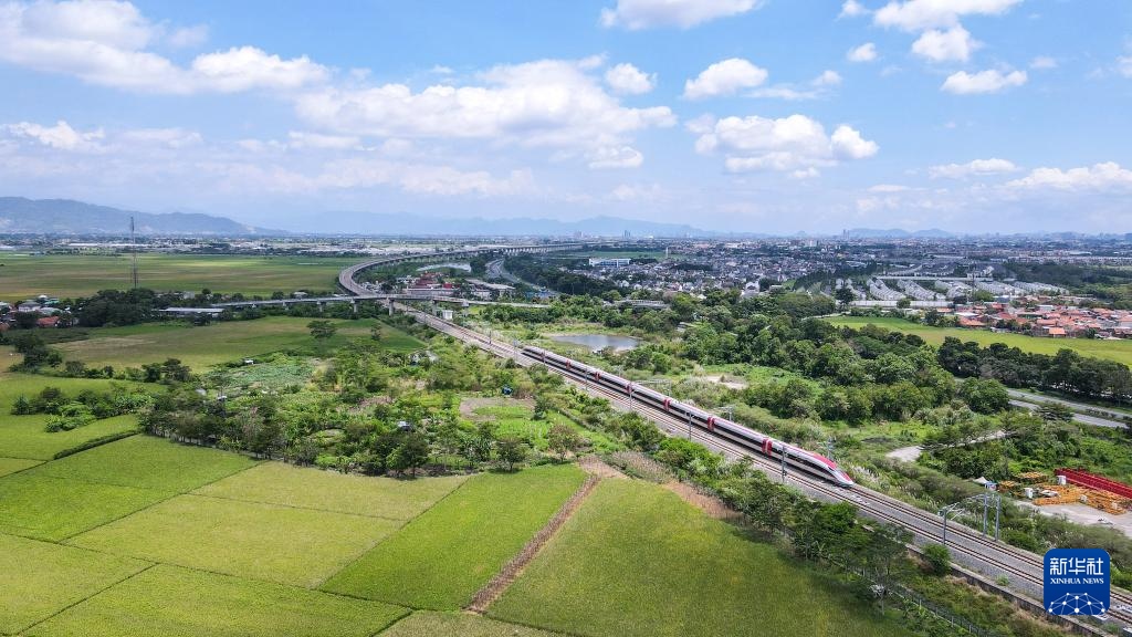 4月17日，在印度尼西亞萬隆，雅萬高鐵高速動(dòng)車組列車行駛在雅萬高鐵沿線（無人機(jī)照片）。新華社記者 徐欽 攝
