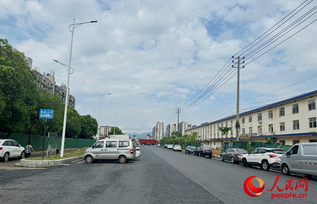 麗水佳園小區(qū)入口外及長富大道上停滿了車輛。人民網(wǎng)記者 邱燁攝
