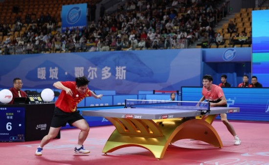 10月18日，上海隊(duì)選手樊振東（左）在單打比賽中發(fā)球。他3:2戰(zhàn)勝福建隊(duì)選手程靖淇。新華社記者 王楷焱 攝