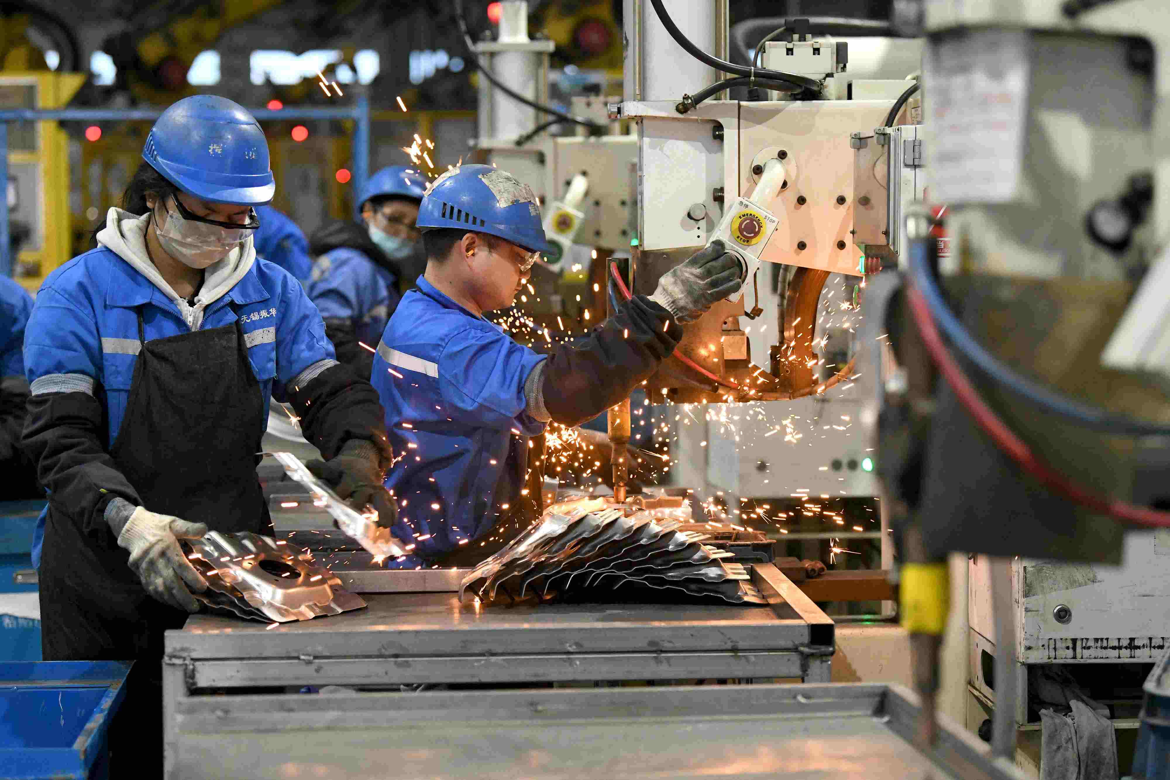 2023年2月7日，福建省寧德市蕉城區(qū)一家汽車零部件生產(chǎn)企業(yè)的生產(chǎn)線上一派繁忙景象。