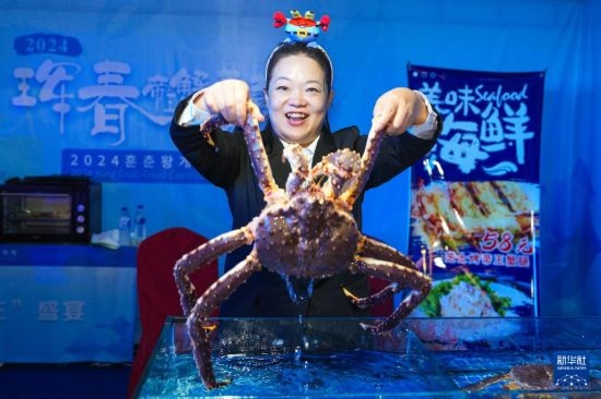 9月19日，在吉林省琿春市，商家在展示售賣的帝王蟹。新華社記者 許暢 攝