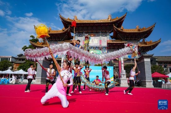10月19日，四川師范大學(xué)舞龍隊(duì)在傳統(tǒng)舞龍項(xiàng)目中比賽，最終他們獲得該項(xiàng)目銀獎(jiǎng)。