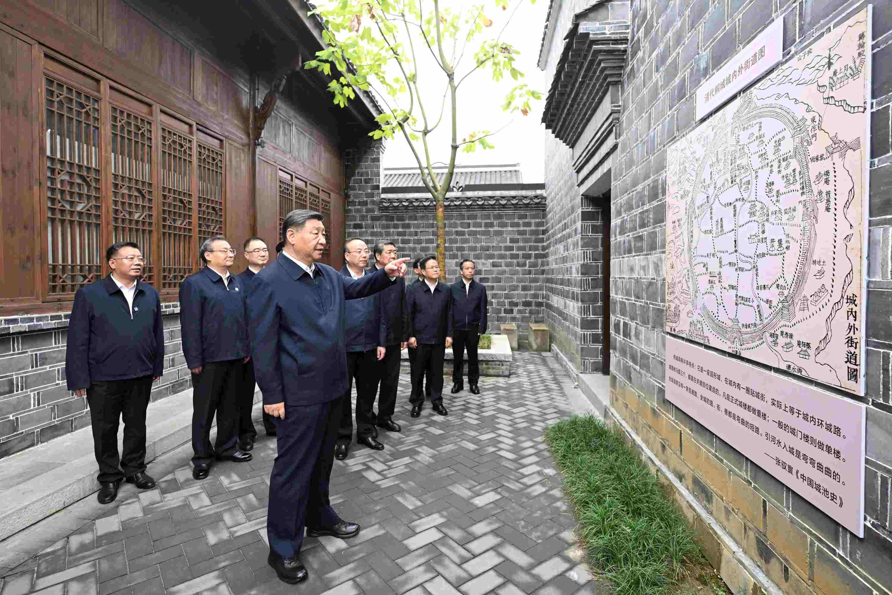 △2024年10月17日，習(xí)近平總書記在安徽省安慶桐城市六尺巷考察。