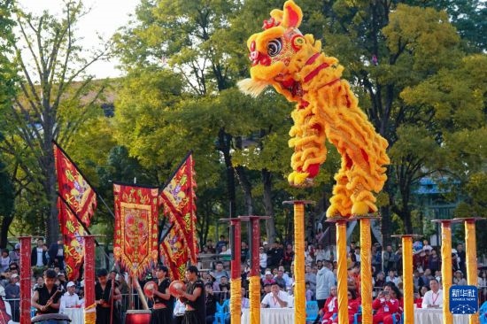 10月19日，云南魯木納龍獅藝術(shù)團(tuán)隊(duì)員在南獅高樁自選套路項(xiàng)目中比賽，最終他們獲得該項(xiàng)目銅獎(jiǎng)。