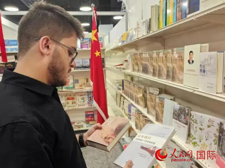 第二十三屆約旦安曼國際書展于10月10日至19日在約旦展覽中心舉行，約旦政府和民間各界人士在中國展臺翻閱圖書，熱烈交流互動，感受中華文化之美。人民網(wǎng)記者 李瀟攝