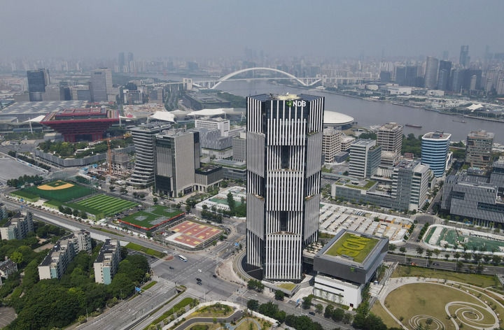 位于上海浦東新區(qū)世博園區(qū)的金磚國家新開發(fā)銀行總部大樓（2022年6月17日攝，無人機(jī)照片）。新華社記者 方喆 攝