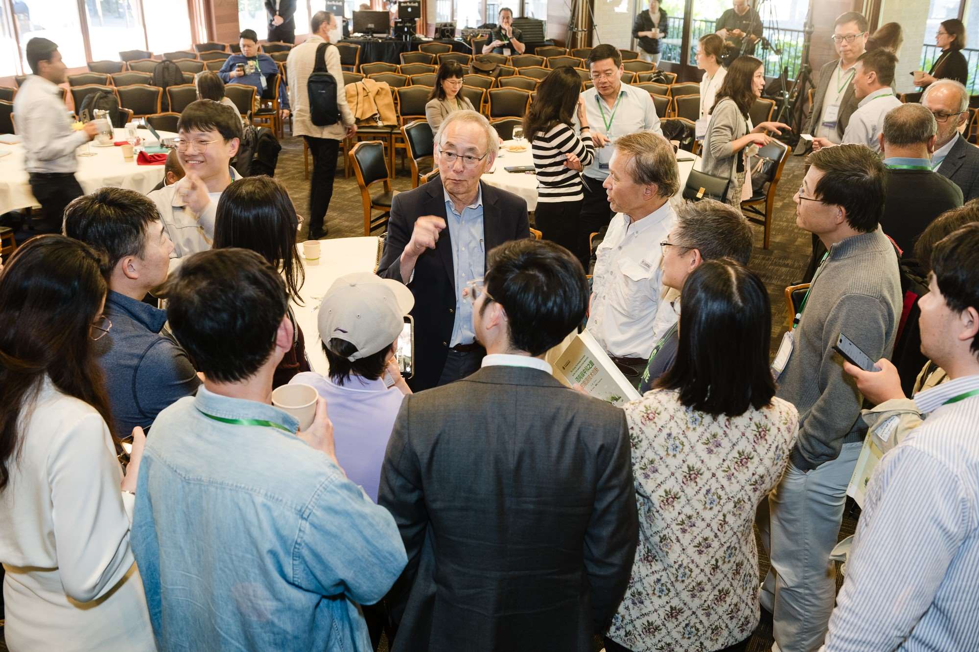 美國前能源部長、諾獎得主朱棣文教授在會場與參會者交流。馮超攝