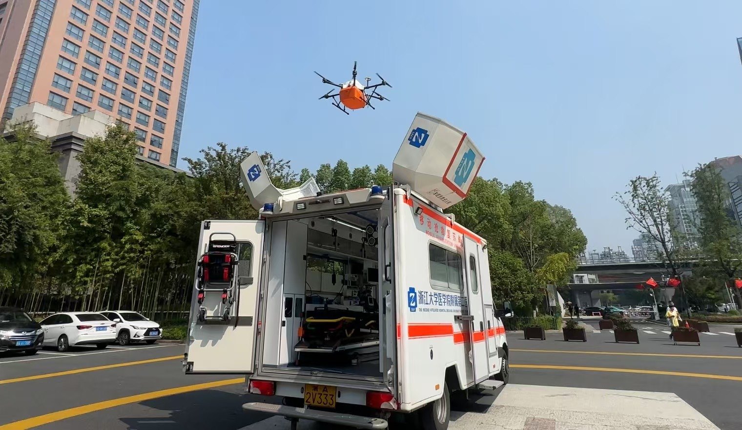 浙江大學(xué)醫(yī)學(xué)院附屬第二醫(yī)院5G急救車搭載的無人機正在起飛。人民網(wǎng)記者 申佳平攝