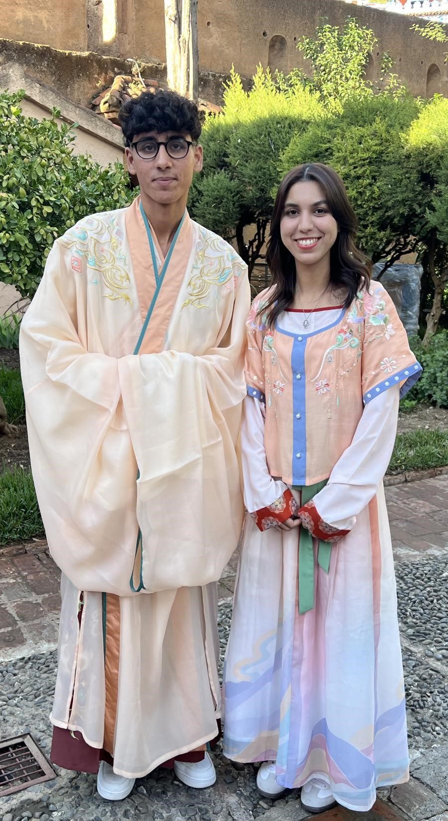 兩位青年試穿中國(guó)古代服裝。拉巴特中國(guó)文化中心供圖