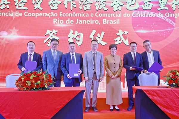 企業(yè)家在活動現(xiàn)場參與項目簽約儀式。人民網(wǎng)記者 陳海琪攝