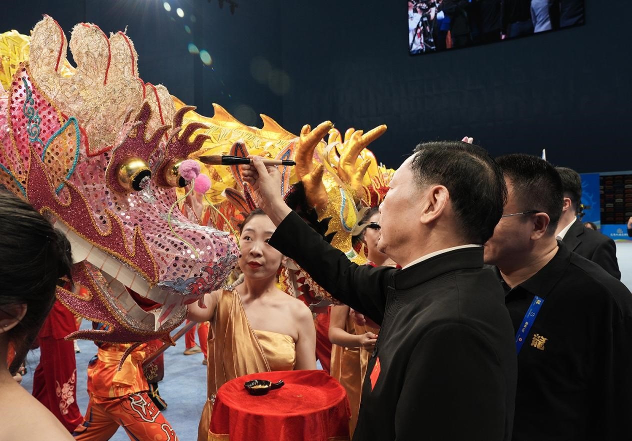 出席開賽儀式的領(lǐng)導(dǎo)及嘉賓共同為參賽龍獅隊(duì)點(diǎn)睛。（受訪者供圖）