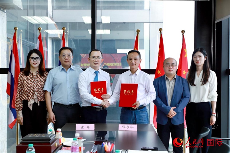 會(huì)談現(xiàn)場。左三為泰中僑商聯(lián)合會(huì)副主席董峰；右三為浙江大學(xué)光華法學(xué)院黨委書記張永華。人民網(wǎng)記者 簡承淵攝