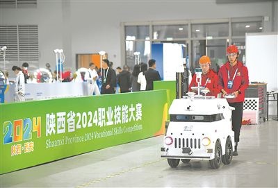 參賽選手在陜西省2024職業(yè)技能大賽新能源汽車智能化技術(shù)賽項(xiàng)比賽中。新華社記者 張博文攝