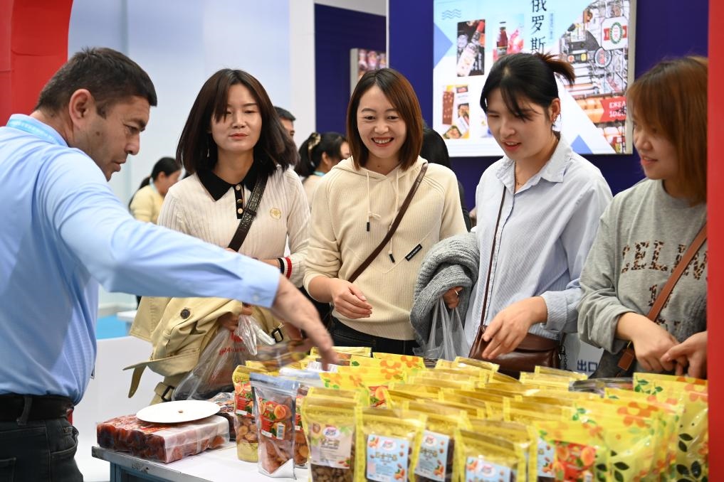 10月25日，觀眾在楊凌農(nóng)高會(huì)上合組織國(guó)家農(nóng)業(yè)展區(qū)了解農(nóng)產(chǎn)品。新華社記者 鄒競(jìng)一 攝