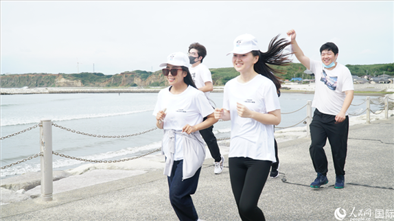 中日青年沿著海岸線奔跑前行。人民網 蔣曉辰攝