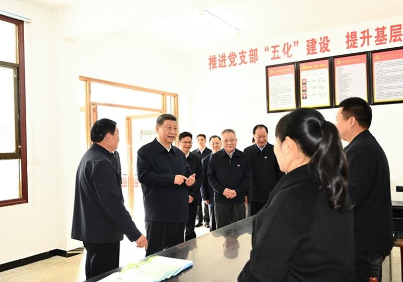 △2024年3月19日，習(xí)近平總書記在湖南省常德市鼎城區(qū)謝家鋪鎮(zhèn)港中坪村黨群服務(wù)中心了解當(dāng)?shù)貫榛鶎訙p負(fù)、提升基層治理效能等情況。