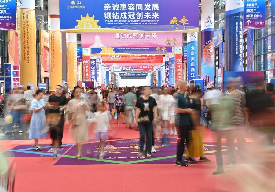2024年9月28日，觀眾在廣西南寧市舉行的第21屆中國—東盟博覽會(huì)上參觀。新華社記者 周華 攝